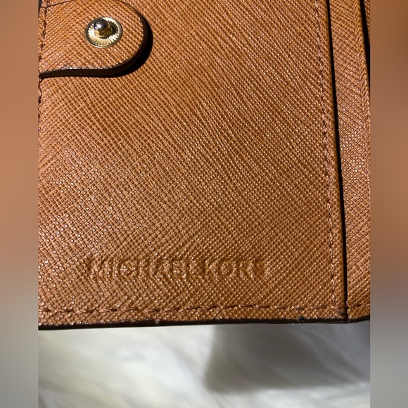 Michael Kors Authentic Pebbled Compact Wallet NWOT - Picture 3 of 10